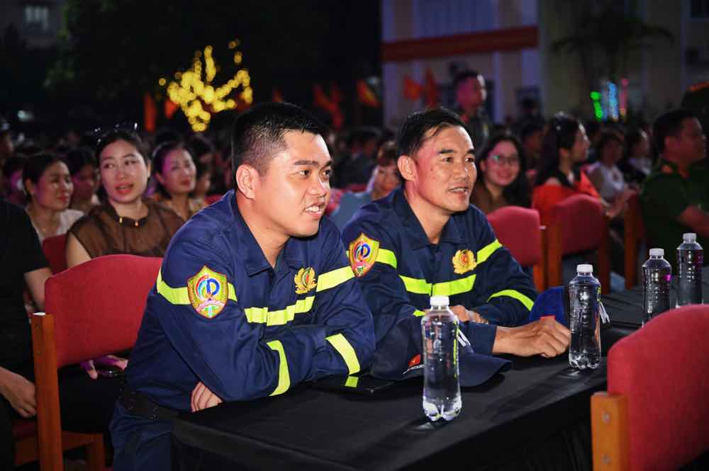 1A.254.chien-si-qua-cam-truyen-thong-spotlight-vietnam00021