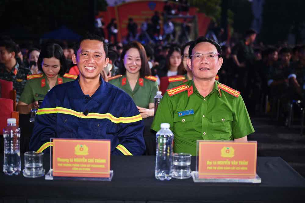 1A.254.chien-si-qua-cam-truyen-thong-spotlight-vietnam00023