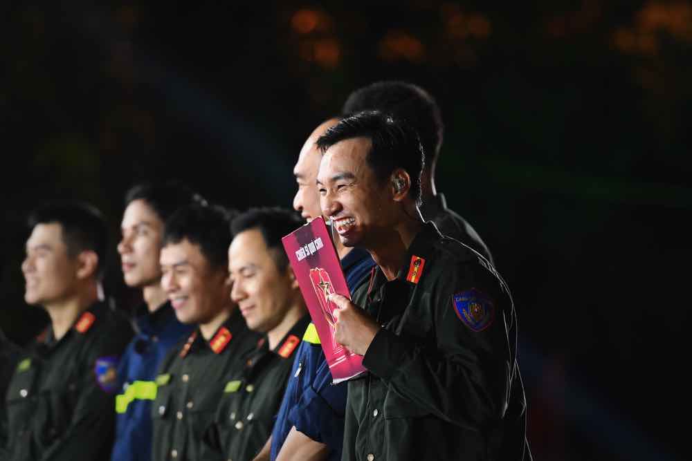 1A.254.chien-si-qua-cam-truyen-thong-spotlight-vietnam00044