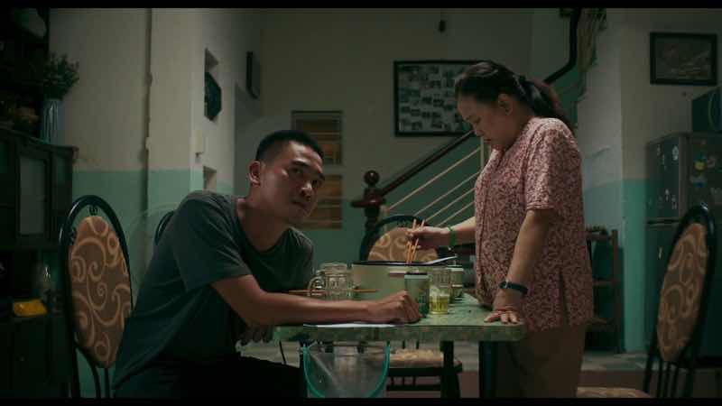 1A.270.ai-nhu-hut-thuoc-uong-bia-trong-pha-dam-sinh-nhat-me-truyen-thong-spotlight-vietnam00009