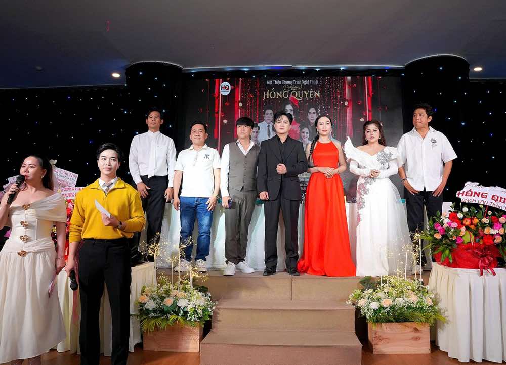 1A.490.ca-si-hong-quyen-nhac-kich-mong-phu-hoa-truyen-thong-spotlight-vietnam00013