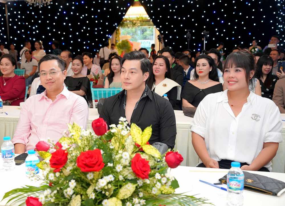 1A.490.ca-si-hong-quyen-nhac-kich-mong-phu-hoa-truyen-thong-spotlight-vietnam00020