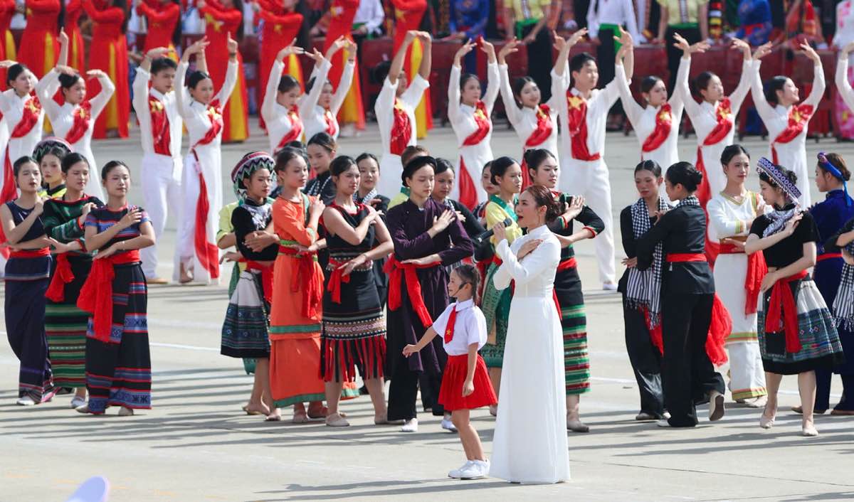 1A.599.my-tam-bieu-dien--le-dieu-binh-truyen-thong-spotlight-vietnam4