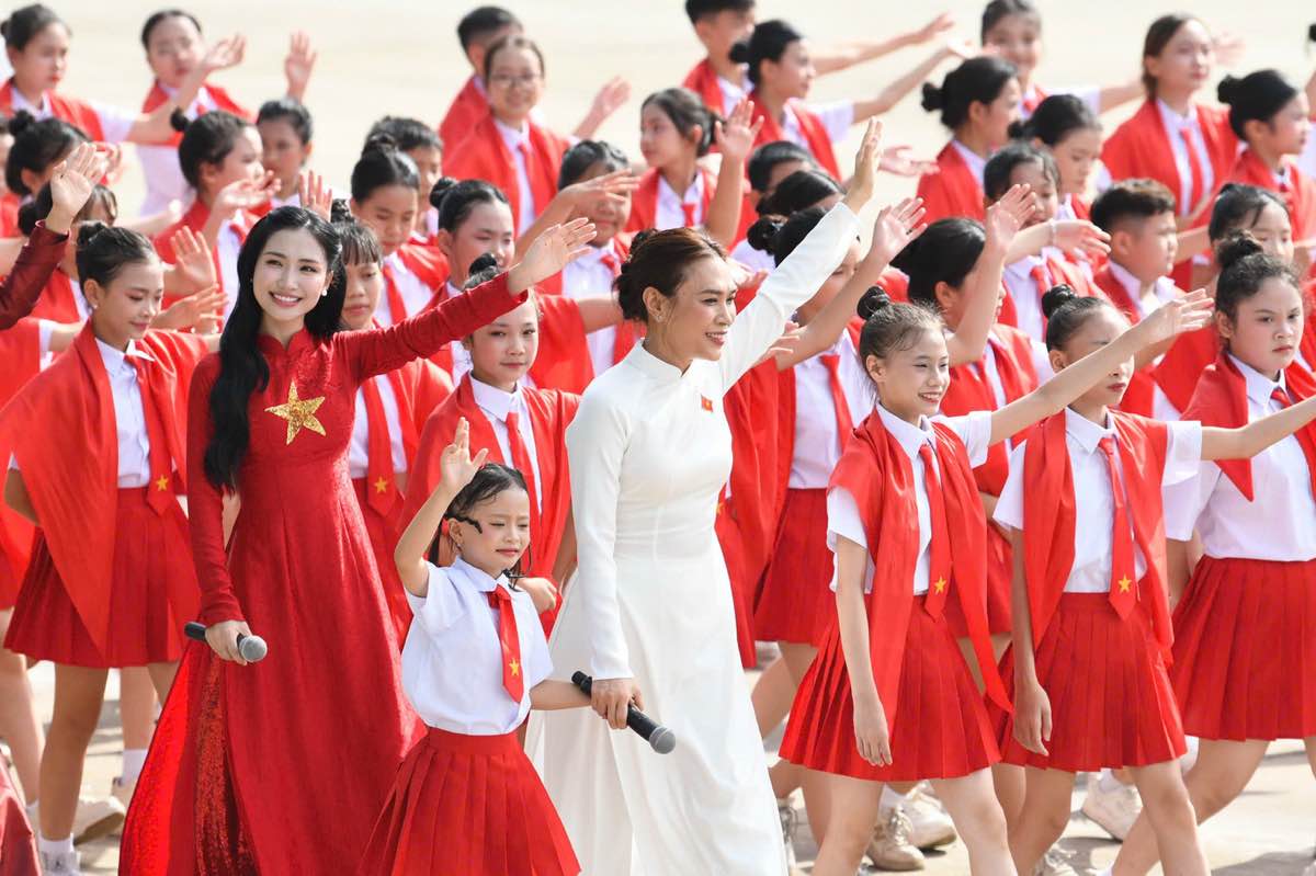 1A.599.my-tam-bieu-dien--le-dieu-binh-truyen-thong-spotlight-vietnam5
