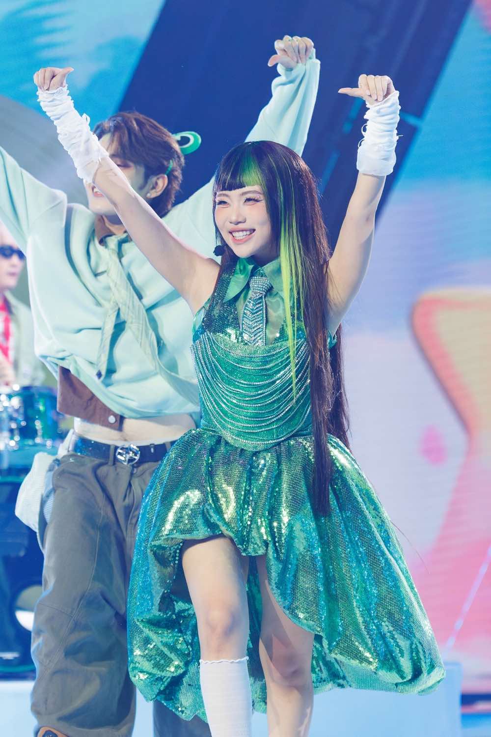 1A.613.phuong-my-chi-quan-quan-em-xinh-say-hi-2025-spotlight-vietnam1