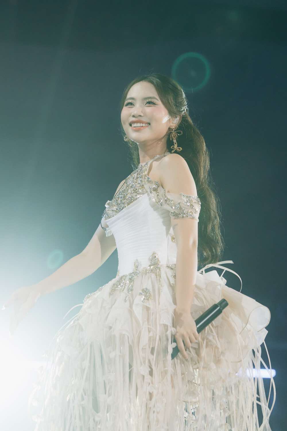 1A.613.phuong-my-chi-quan-quan-em-xinh-say-hi-2025-spotlight-vietnam2