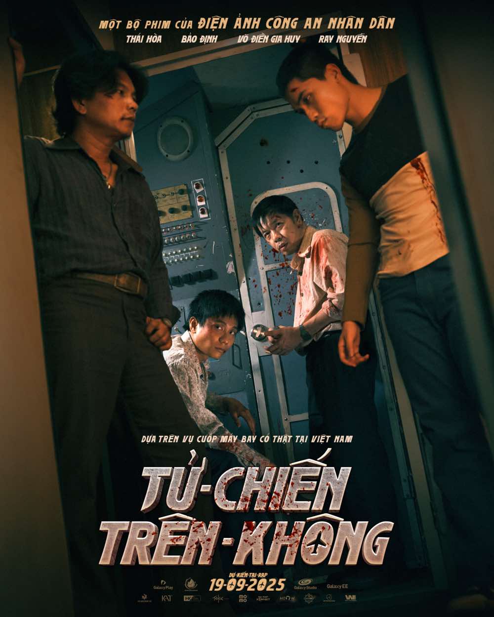 1A.618.TU-CHIEN-TREN-KHONG-spotlight-vietnam1