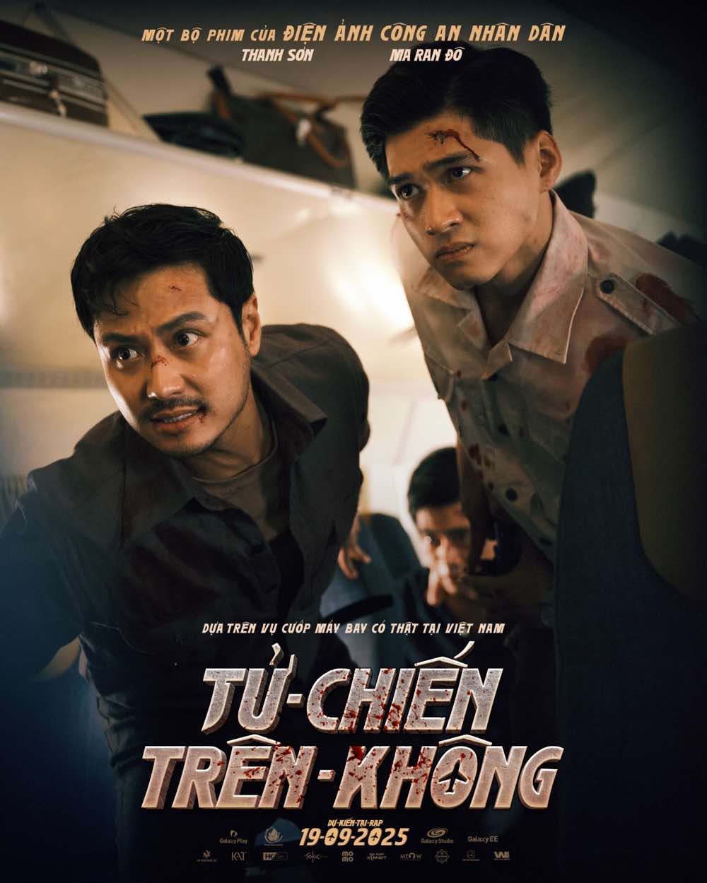 1A.618.TU-CHIEN-TREN-KHONG-spotlight-vietnam2