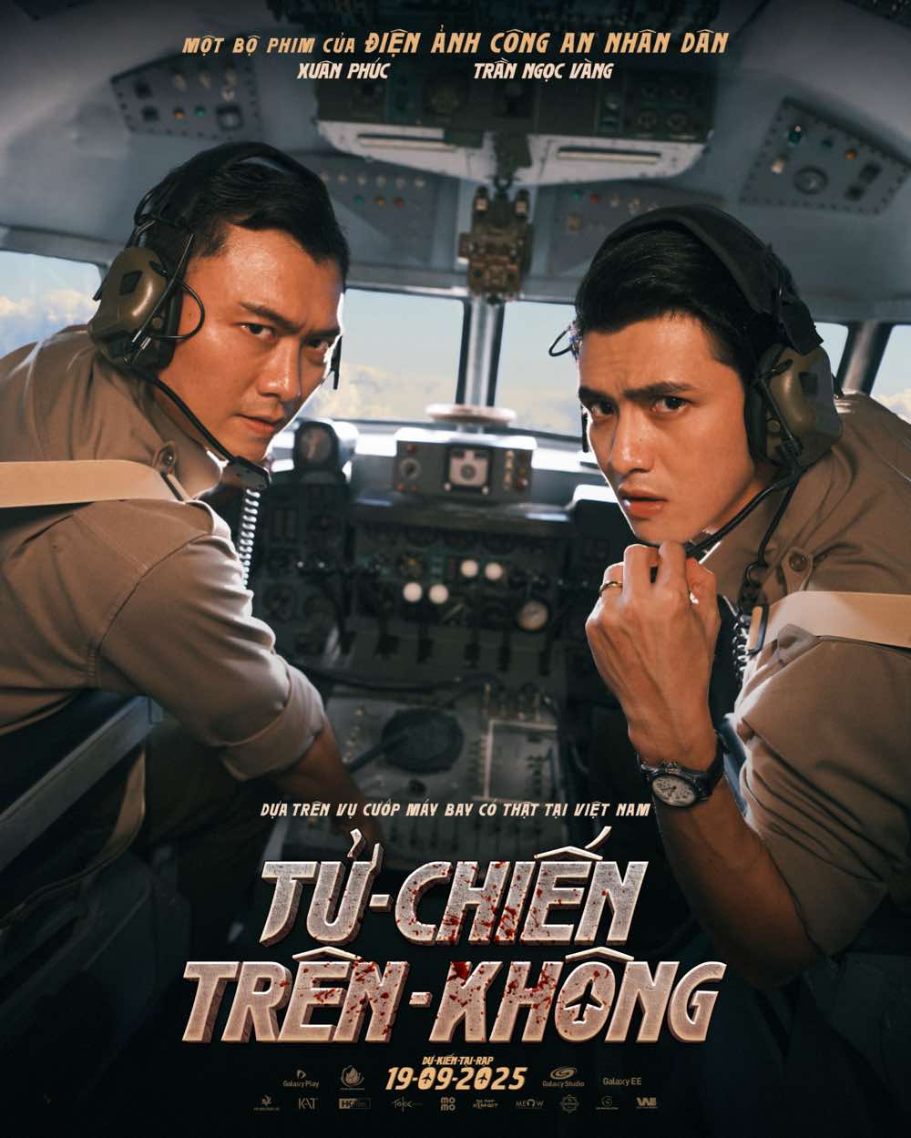 1A.618.TU-CHIEN-TREN-KHONG-spotlight-vietnam5