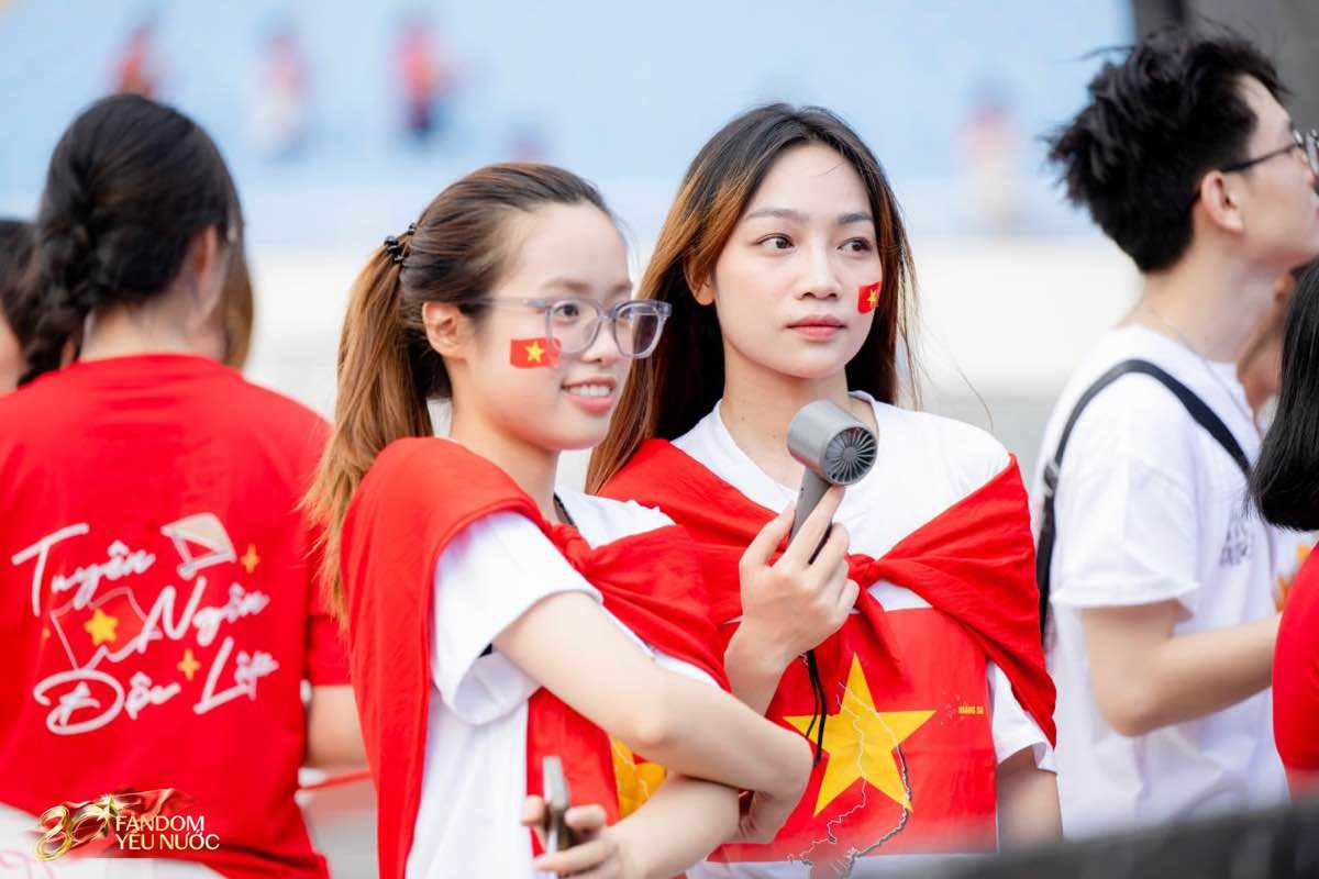 1A.646.ky-luc-50000-nguoi-mac-ao-do-mung-le-ky-niem-spotlight-vietnam1
