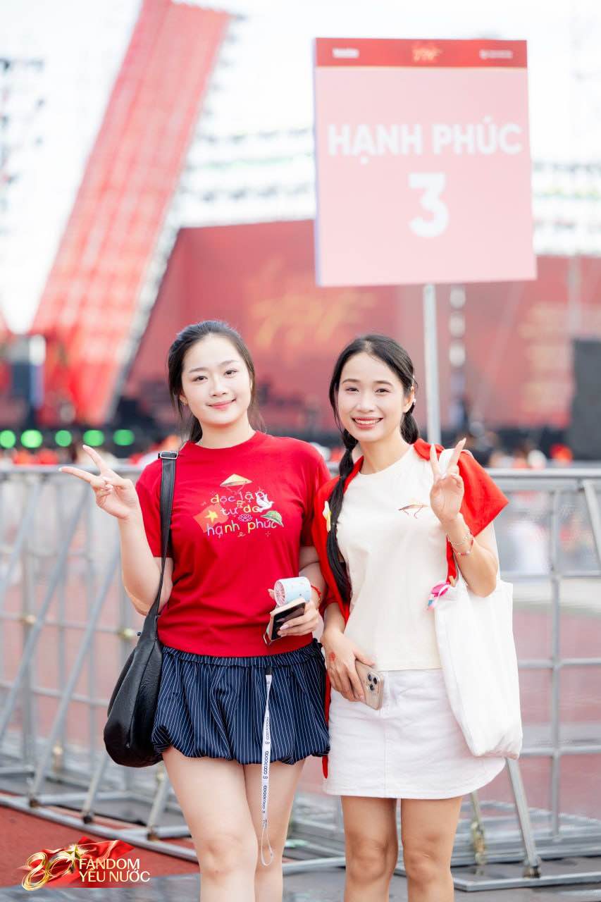 1A.646.ky-luc-50000-nguoi-mac-ao-do-mung-le-ky-niem-spotlight-vietnam10