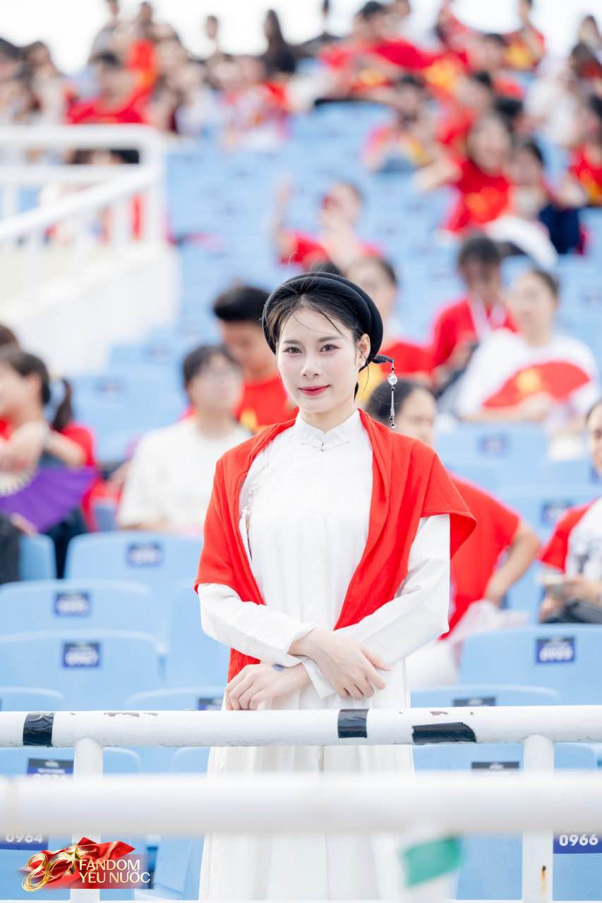 1A.646.ky-luc-50000-nguoi-mac-ao-do-mung-le-ky-niem-spotlight-vietnam11