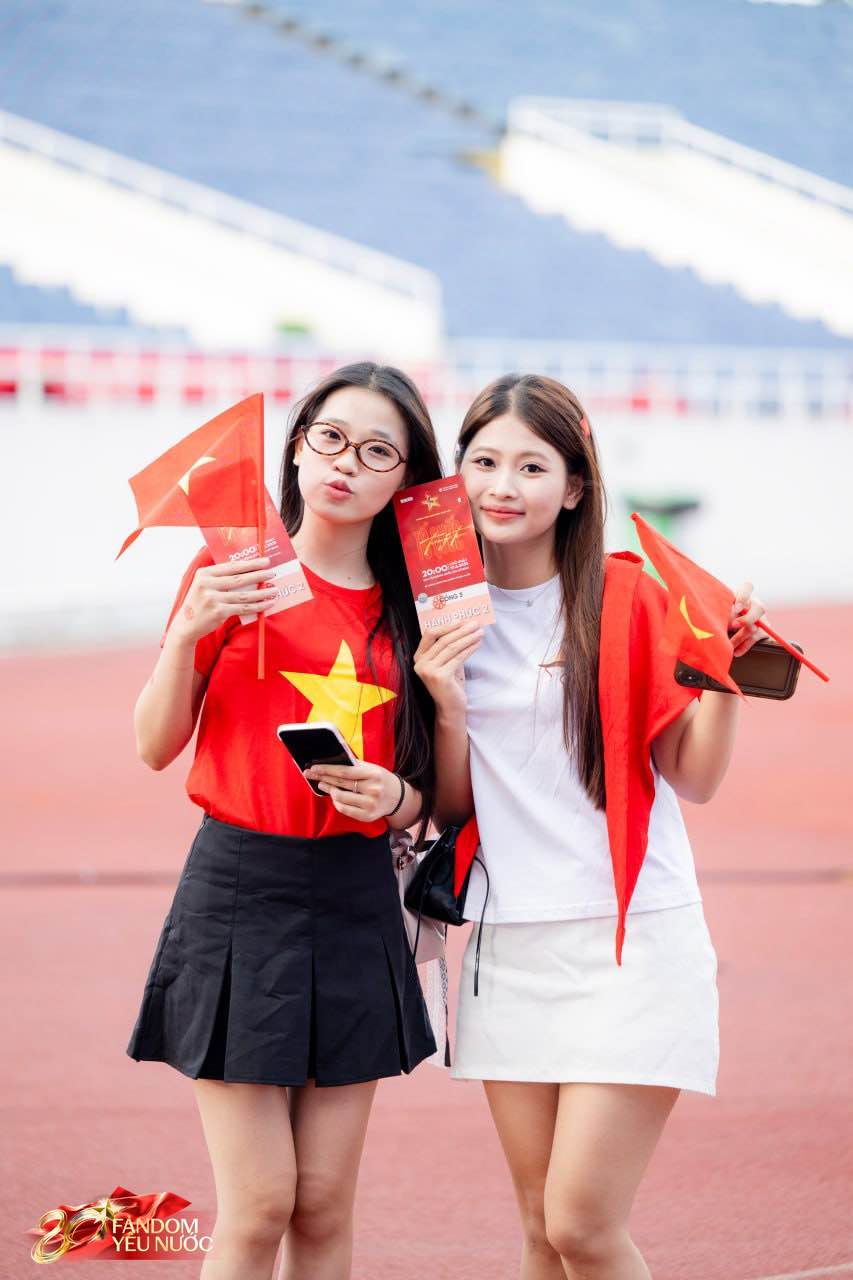 1A.646.ky-luc-50000-nguoi-mac-ao-do-mung-le-ky-niem-spotlight-vietnam12