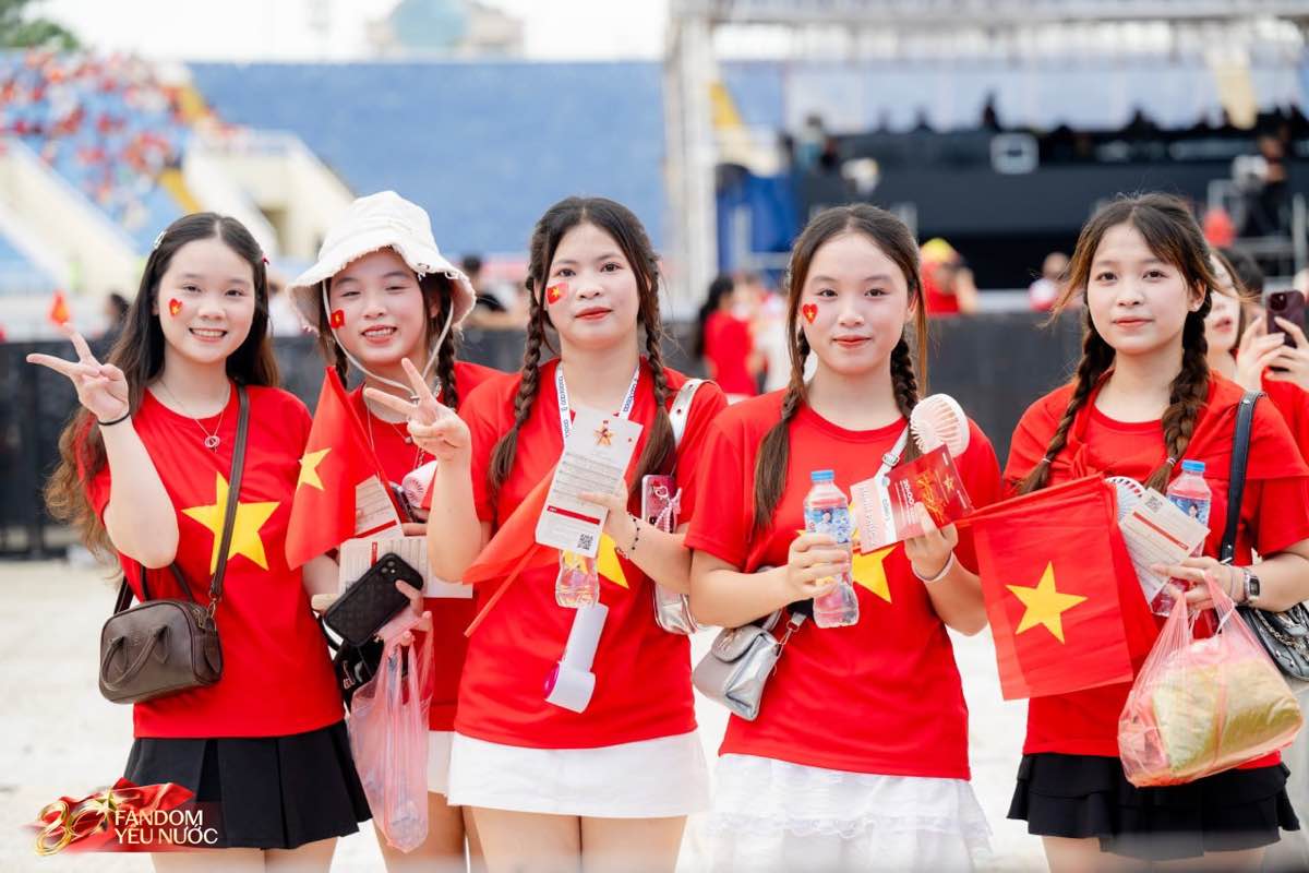 1A.646.ky-luc-50000-nguoi-mac-ao-do-mung-le-ky-niem-spotlight-vietnam2