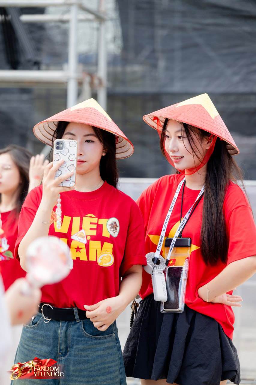 1A.646.ky-luc-50000-nguoi-mac-ao-do-mung-le-ky-niem-spotlight-vietnam4