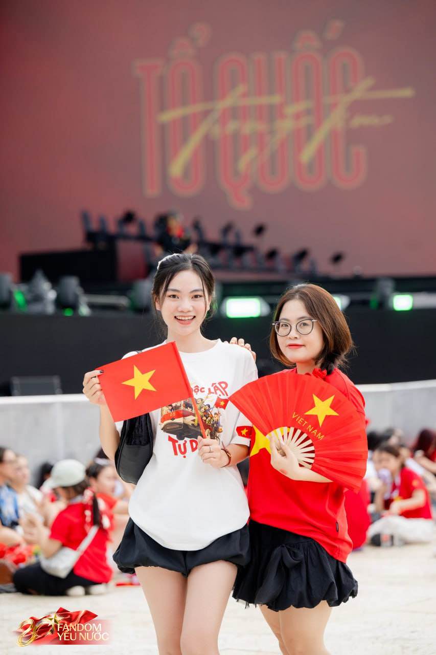 1A.646.ky-luc-50000-nguoi-mac-ao-do-mung-le-ky-niem-spotlight-vietnam6