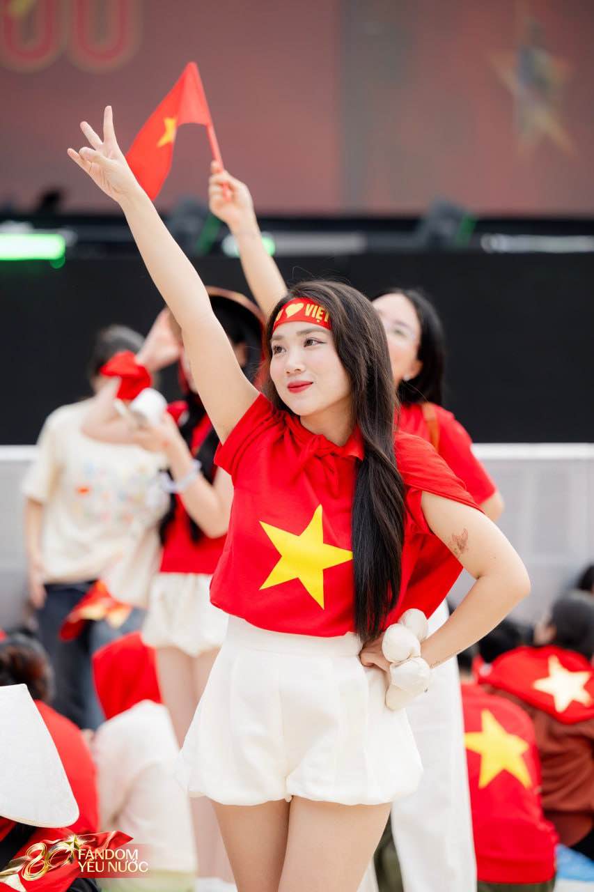 1A.646.ky-luc-50000-nguoi-mac-ao-do-mung-le-ky-niem-spotlight-vietnam7