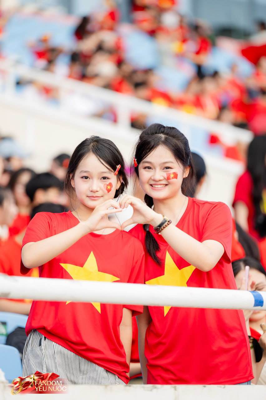 1A.646.ky-luc-50000-nguoi-mac-ao-do-mung-le-ky-niem-spotlight-vietnam9