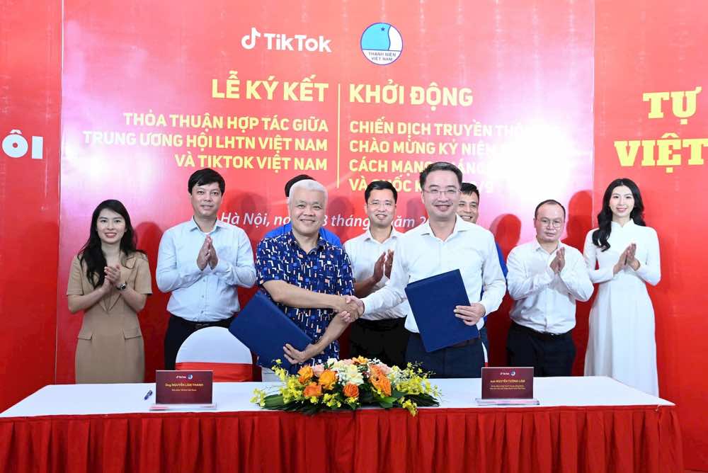 1A.649.tu-hao-to-quoc-toi-spotlight-vietnam1