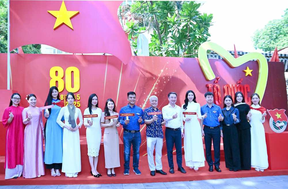1A.649.tu-hao-to-quoc-toi-spotlight-vietnam2