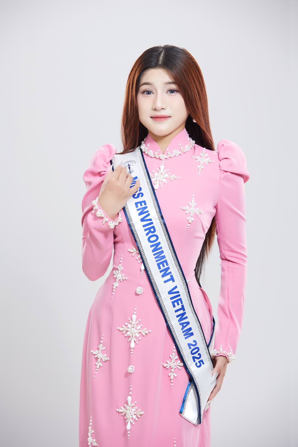 1A.716.hoa-hau-tran-thi-my-linh-dai-su-moi-truong-miss-cosmo-thanh-hoa-spotlight-vietnam-2