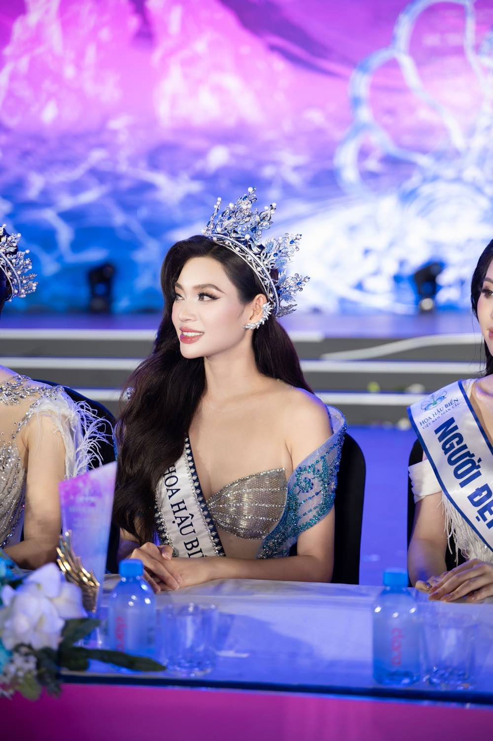 1A.729.hoa-hau-bien-viet-nam-toan-cau-2025-nguyen-hoang-phuong-linh-spotlight-vietnam1