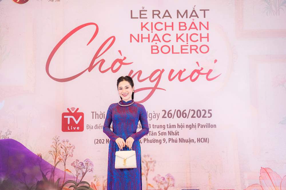 1A.733.nhac-kich-cho-nguoi-to-my-thu-huong-spotlight-vietnam-21