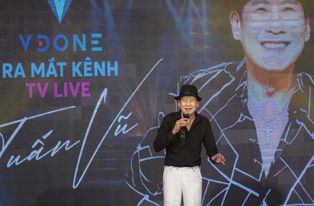 1A.733.nhac-kich-cho-nguoi-to-my-thu-huong-spotlight-vietnam-33