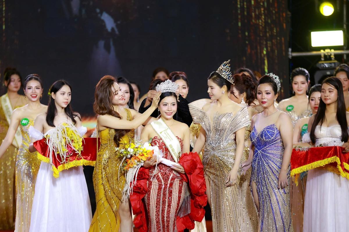 1A.800.a-3-nguyen-thi-thu-ha-hoa-hau-doanh-nhan-hoa-binh-toan-cau-2025-spotlight-vietnam