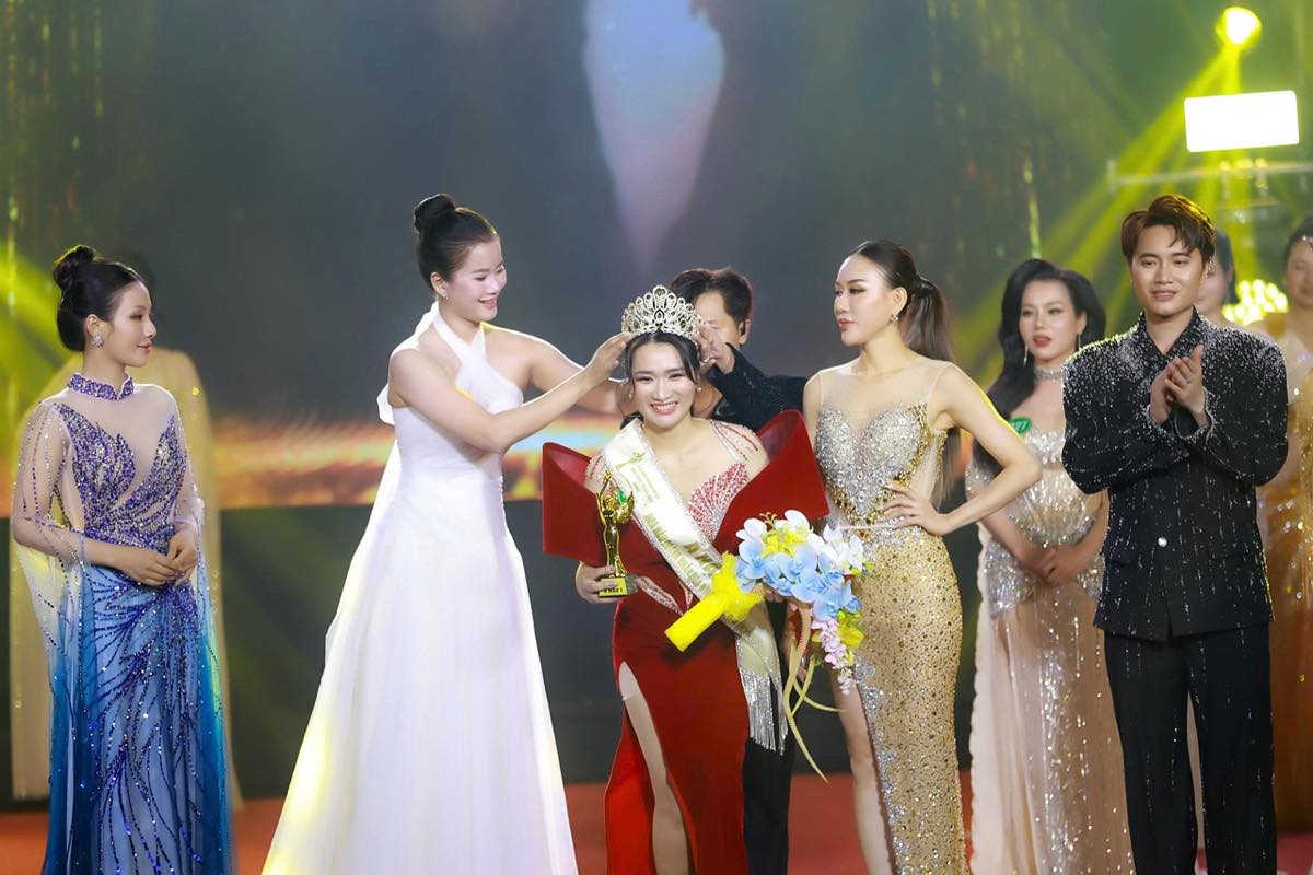 1A.800.lai-thi-kim-sa-hoa-hau-doanh-nhan-hoa-binh-toan-cau-2025-spotlight-vietnam
