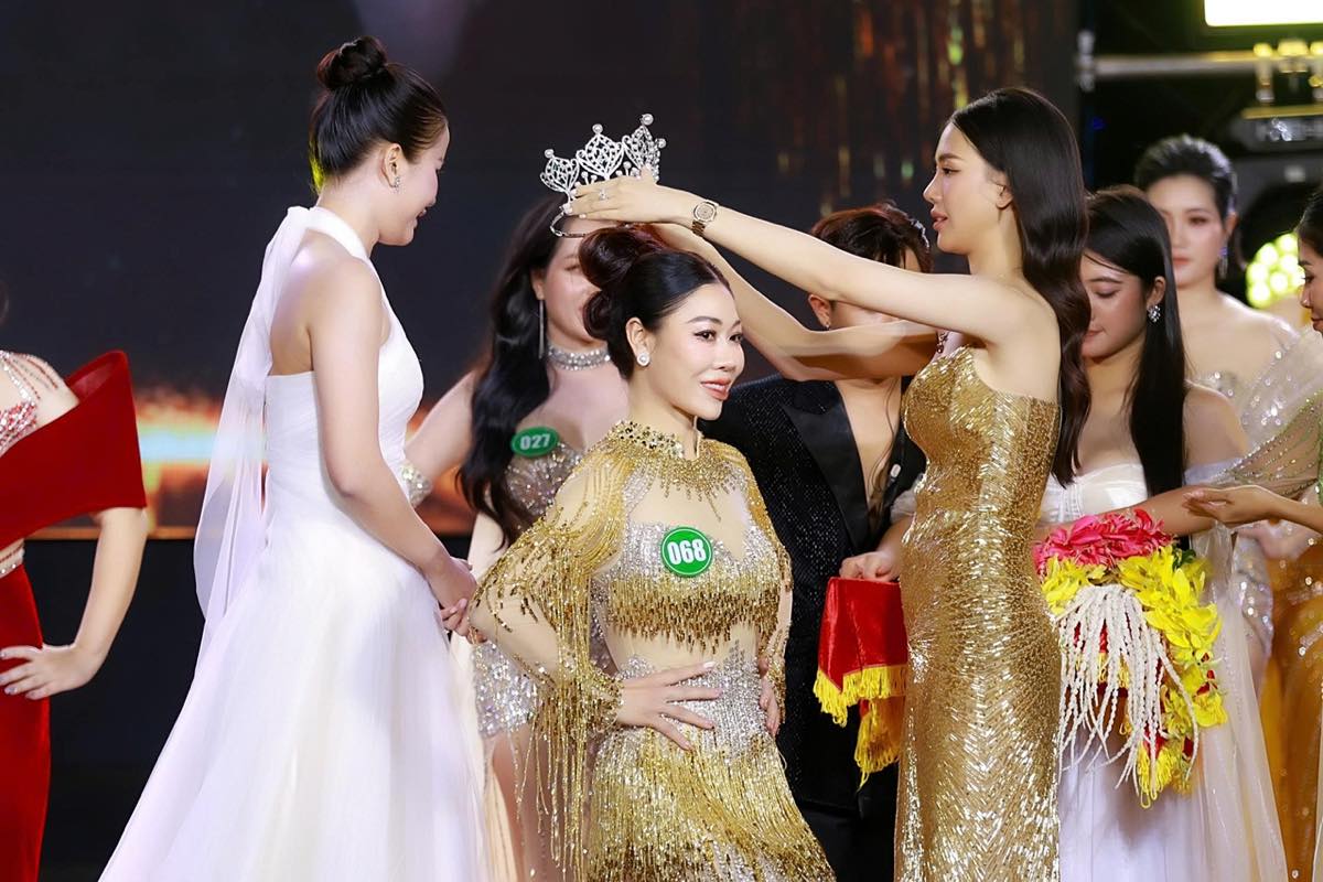 1A.800.lai-thi-thu-ha-hoa-hau-doanh-nhan-hoa-binh-toan-cau-2025-spotlight-vietnam