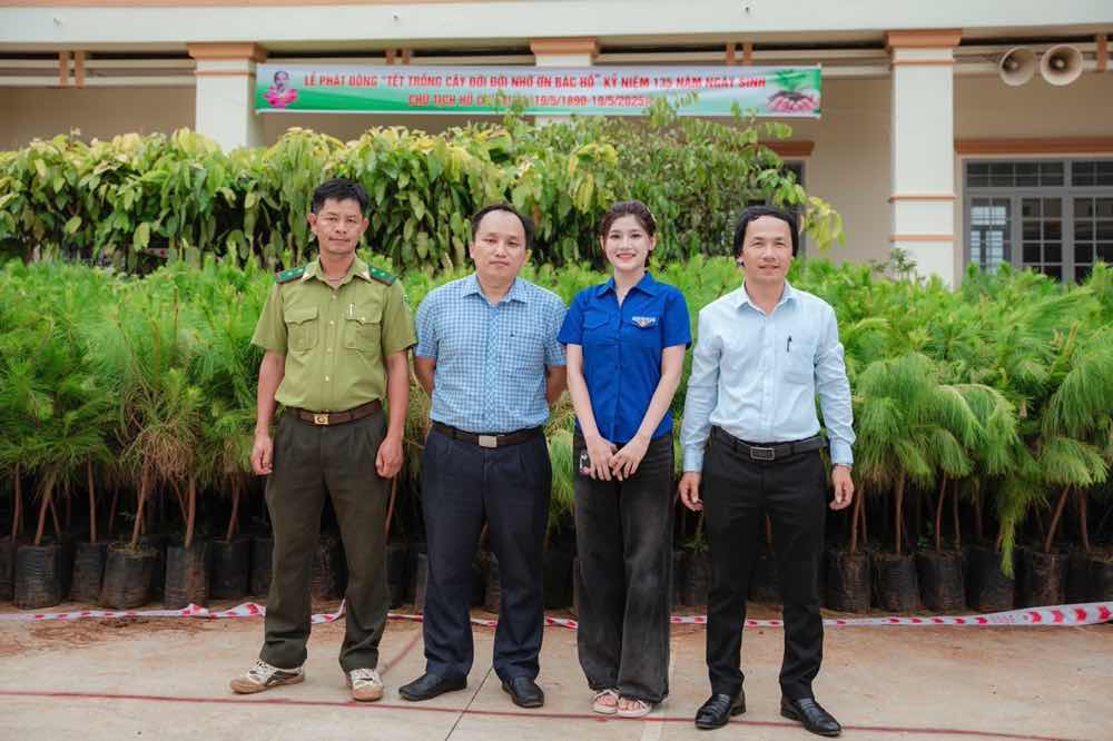 1A.815.hoa-haumoi-truong-tranthi-my-linh-spotlight-vietnam5