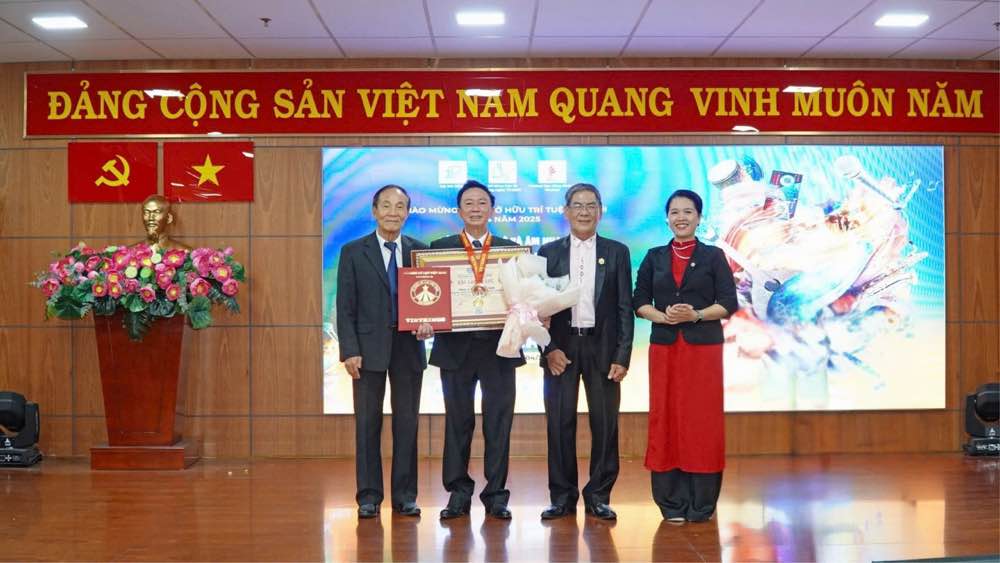1A.865.nhac-si-Huu-Tam-spotlight-vietnam8