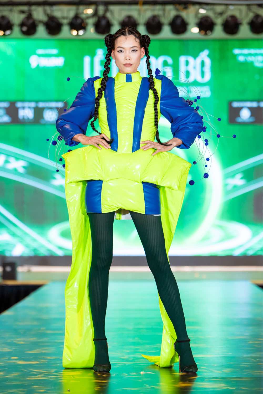 1A.888.9-fashion-show-spotlight-vietnam10