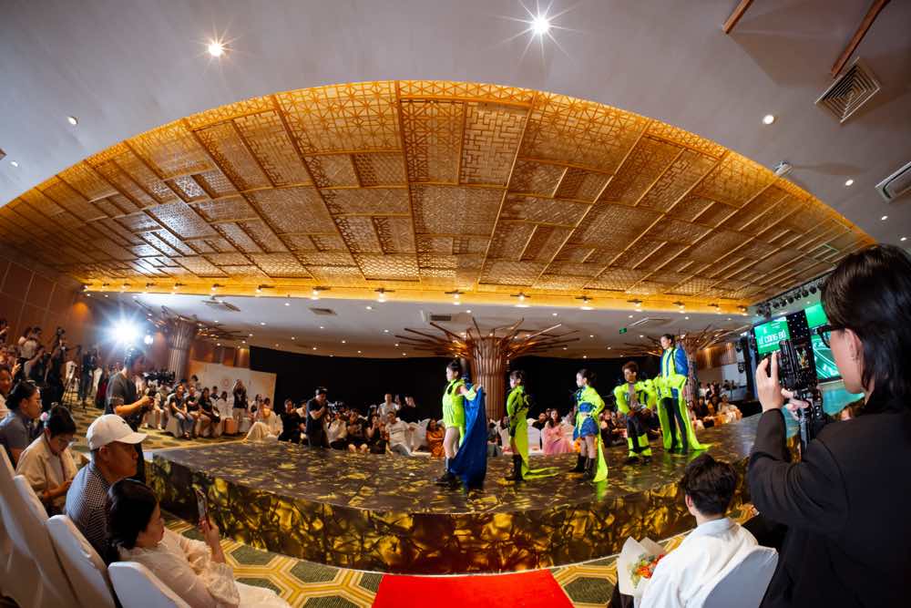 1A.888.9-fashion-show-spotlight-vietnam11