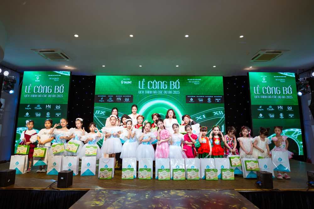1A.888.9-fashion-show-spotlight-vietnam18