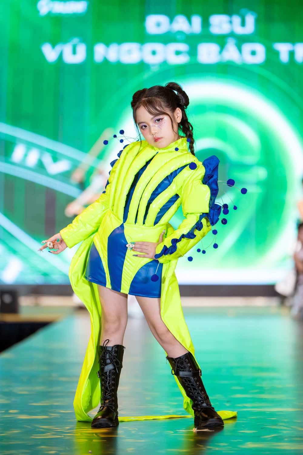 1A.888.9-fashion-show-spotlight-vietnam9