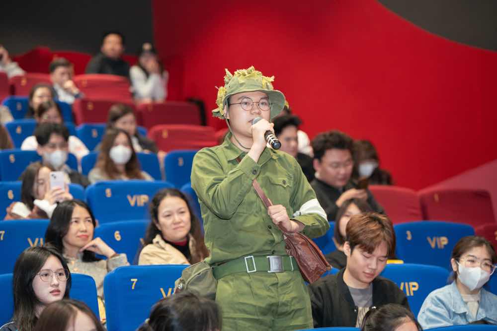 1A.908.CHU-BO-DOI-dia-dao-mat-troi-trong-bong-toi-spotlight-vietnam1