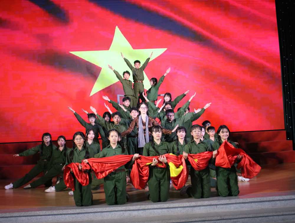 1A.935.Bang A - 30Force Crew-spotlight-vietnam