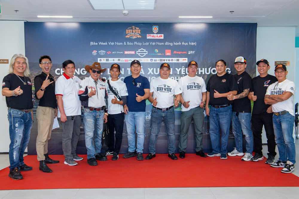 1a.08.anh-em-hoi-moto