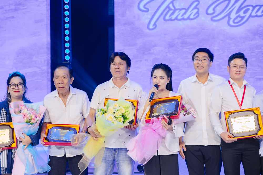 1a.101.dao-dien-khoa-nguyen-tinh-nguoi-giua-bao-lu-13