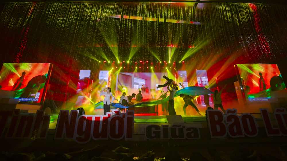 1a.101.dao-dien-khoa-nguyen-tinh-nguoi-giua-bao-lu-15