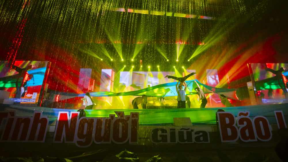 1a.101.dao-dien-khoa-nguyen-tinh-nguoi-giua-bao-lu-16