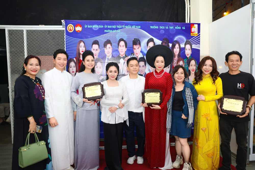 1a.103.NSND Trinh Kim Chi ao đo