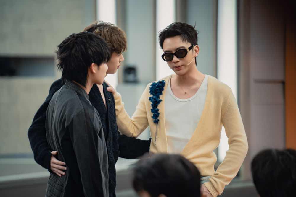 1a.106.NSX Toan nang SOOBIN hut hang khi mat 2 chien binh Ho Đong Quan va Swan Nguyen