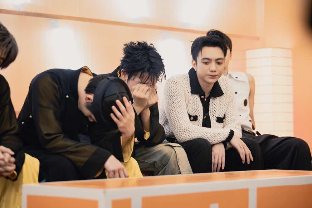 1a.106.Phuc Nguyen bat khoc vi tinh trang tam ly va the chat qua tai o Cong dien 4