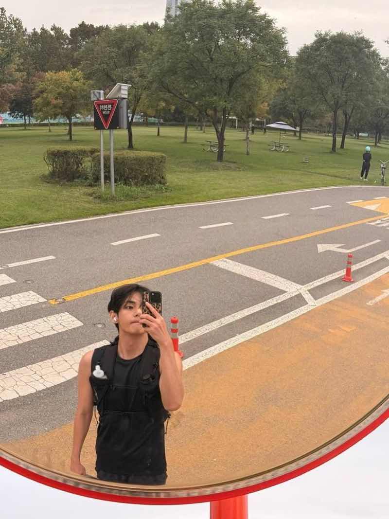 1a.118.kim-taehyung-v-bts-2025-truyen-thong-spotlight-vietnam-2