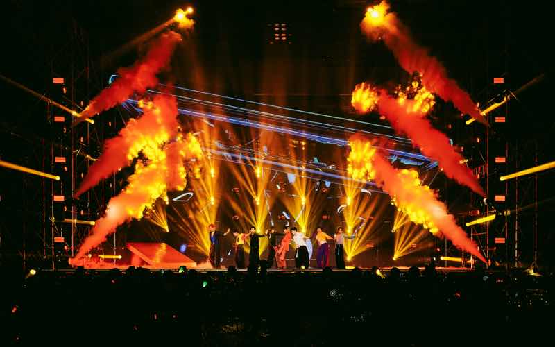 1a.140.San khau bung no cua tiet muc Guong vo lam lanh