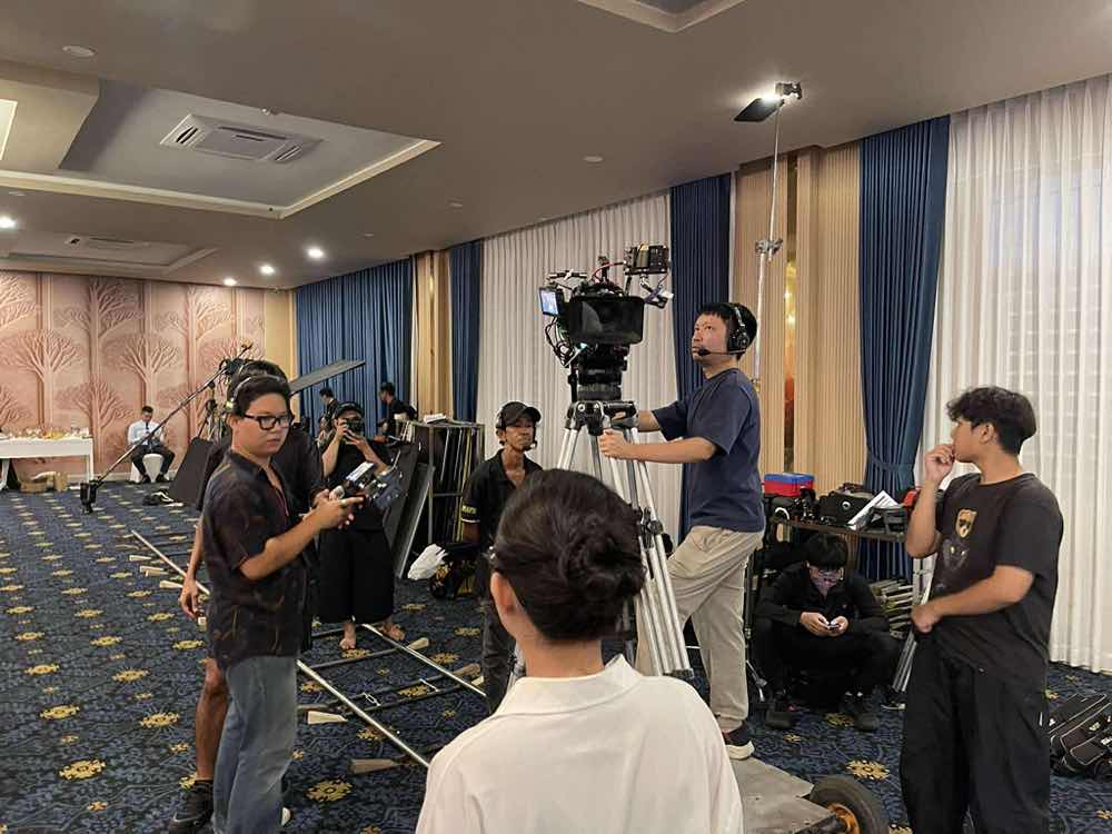 1a.147.Đao dien Le Hoang đung o vi tri may quay tro lai voi phim ngan sau nhieu nam