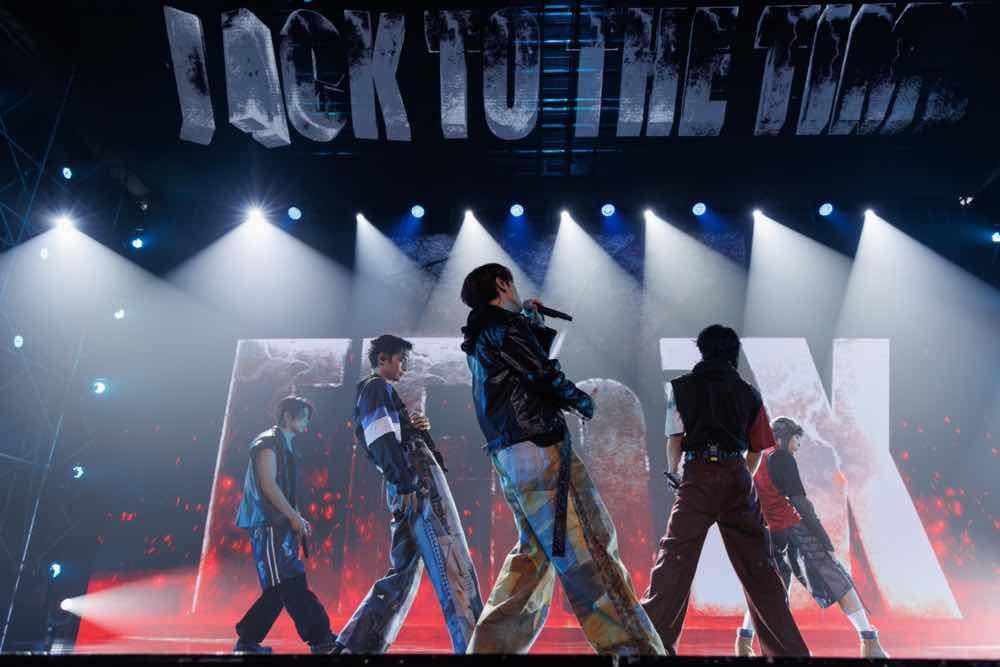 1a.221.san-khau-FEniXtruyen-thong-spotlight-vietnam-